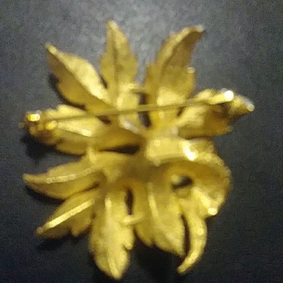 Trifari Gold Pearl Brooch - Picture 2 of 3